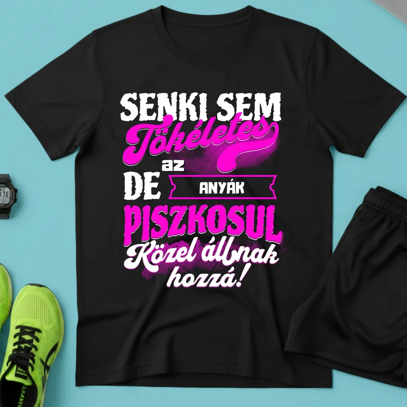 SENKI SEM TÖKÉLETES DE A_AZ ANYÁK ÁTKOZOTTUL KÖZEL ÁLLNAK HOZZÁ Család - Férfi póló - Fekete - Család - Anyának