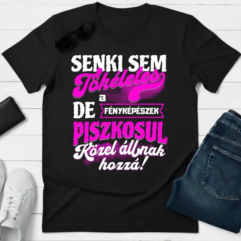 SENKI SEM TÖKÉLETES DE A_AZ FÉNYKÉPÉSZEK ÁTKOZOTTUL KÖZEL ÁLLNAK HOZZÁ Foglalkozások - Férfi póló - Fekete - Foglalkozások - Fényképész