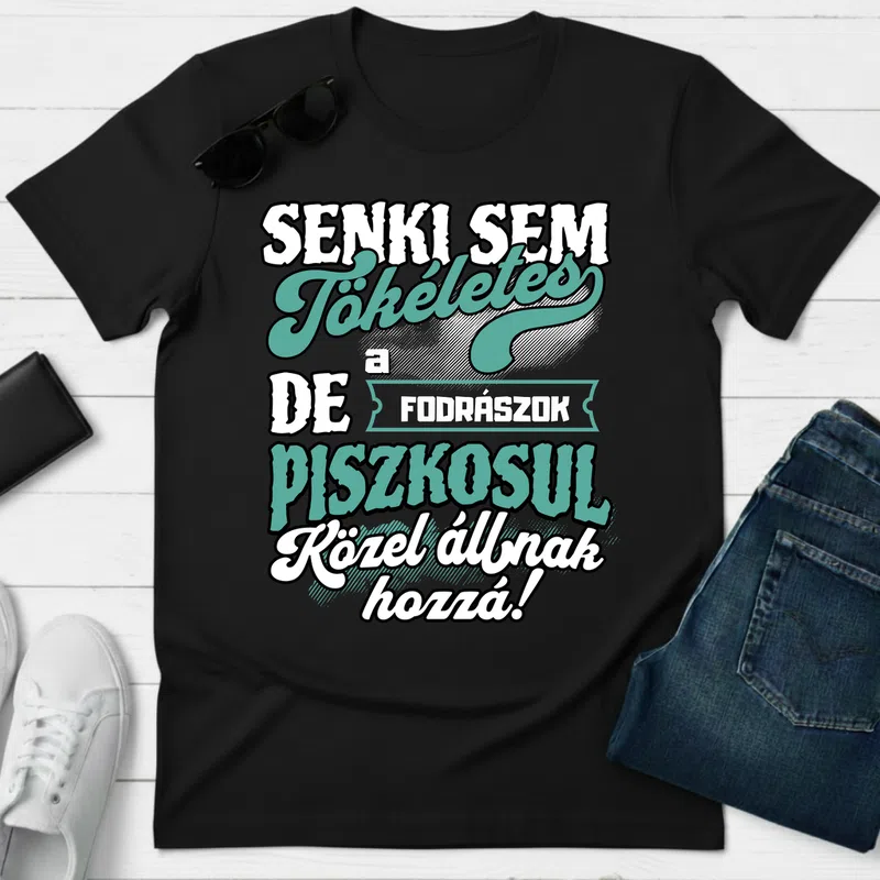 SENKI SEM TÖKÉLETES DE A_AZ FODRÁSZOK ÁTKOZOTTUL KÖZEL ÁLLNAK HOZZÁ Foglalkozások - Férfi póló - Fekete - Foglalkozások - Fodrász