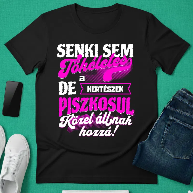 SENKI SEM TÖKÉLETES DE A_AZ KERTÉSZEK ÁTKOZOTTUL KÖZEL ÁLLNAK HOZZÁ (2) Hobbi - Férfi póló - Fekete - Hobbi - Kertészkedés