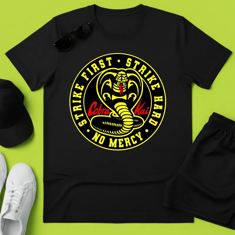 Cobra Kai No Mercy Retro Harcos Filmek és Sorozatok - Férfi póló - Fekete - Filmek és Sorozatok - Sorozatok