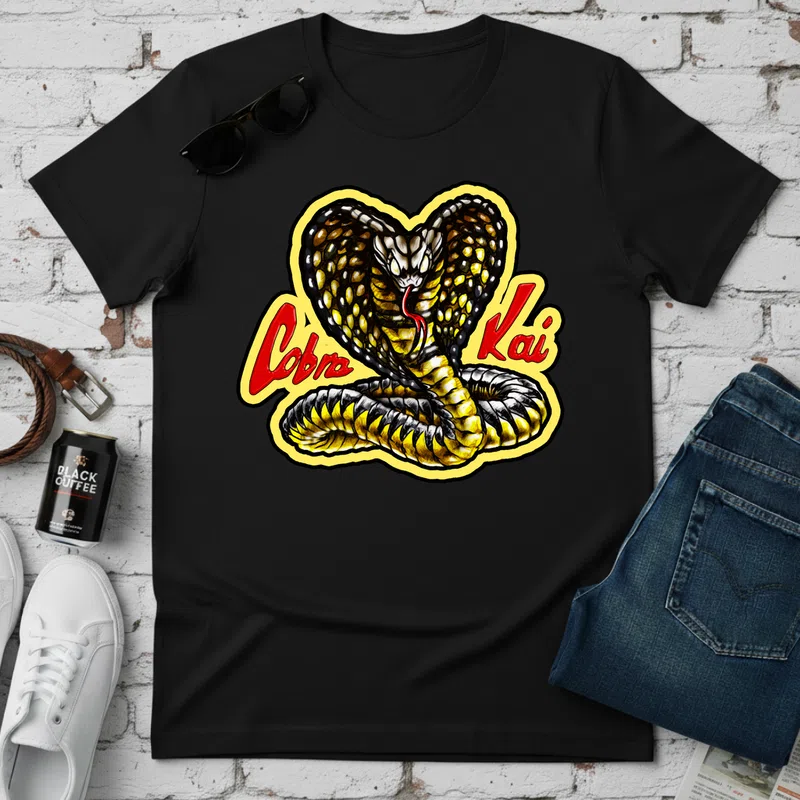 Cobra Kai kobra retro jelvény Filmek és Sorozatok - Férfi póló - Fekete - Filmek és Sorozatok - Sorozatok
